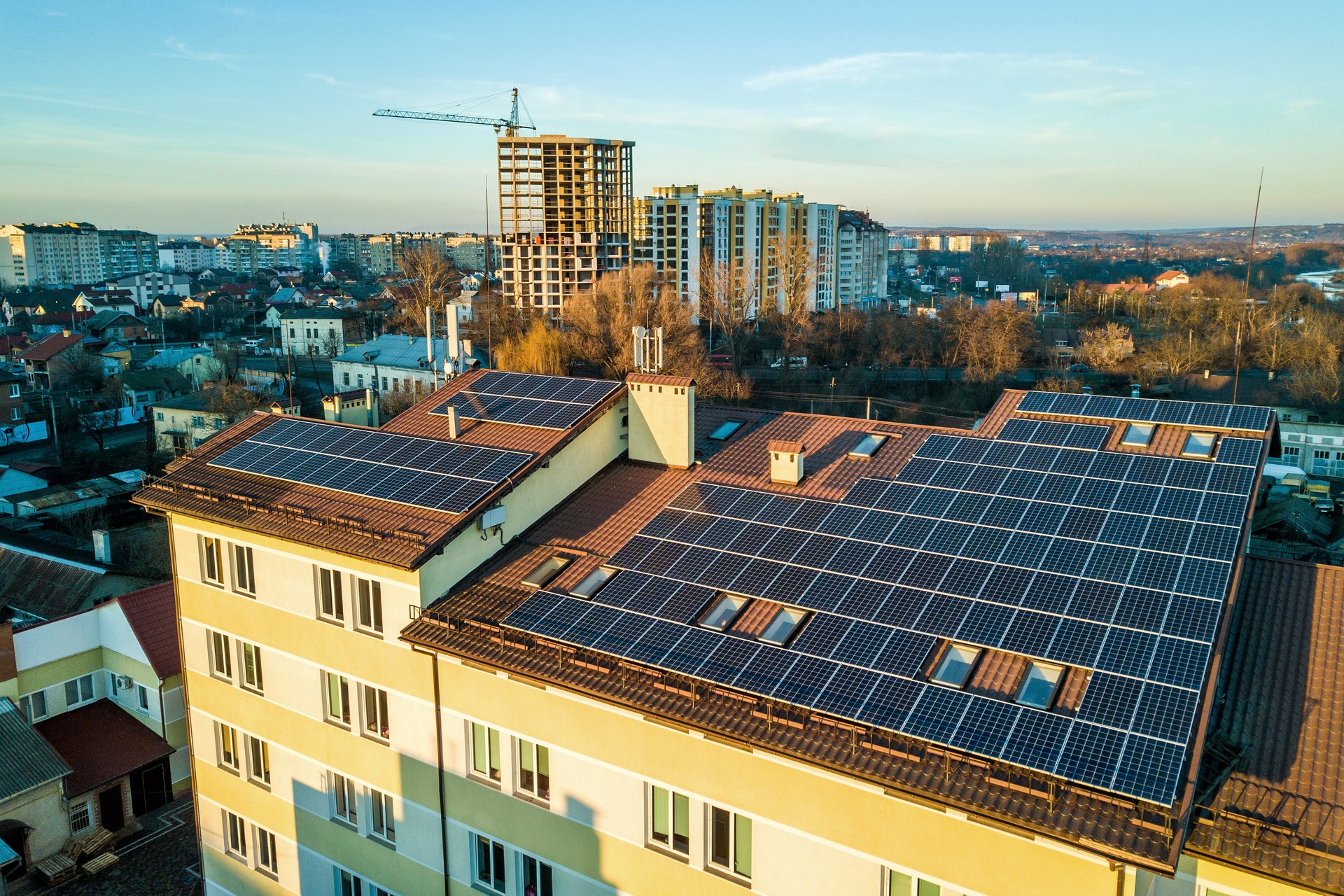 Vista aérea de muitos painéis solares fotovoltaicos montados no telhado do edifício industrial.