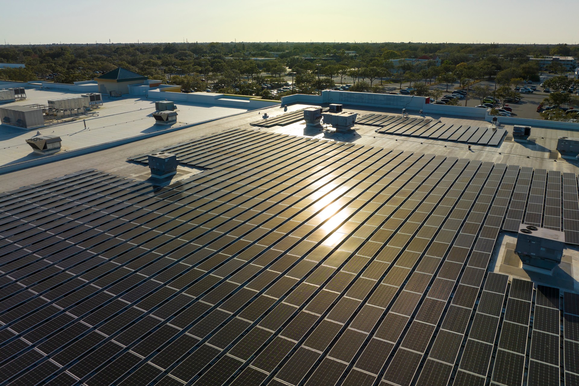 Painéis solares fotovoltaicos montados no telhado de edifícios industriais para produção de eletricidade ecológica verde. Conceito de produção de energia sustentável